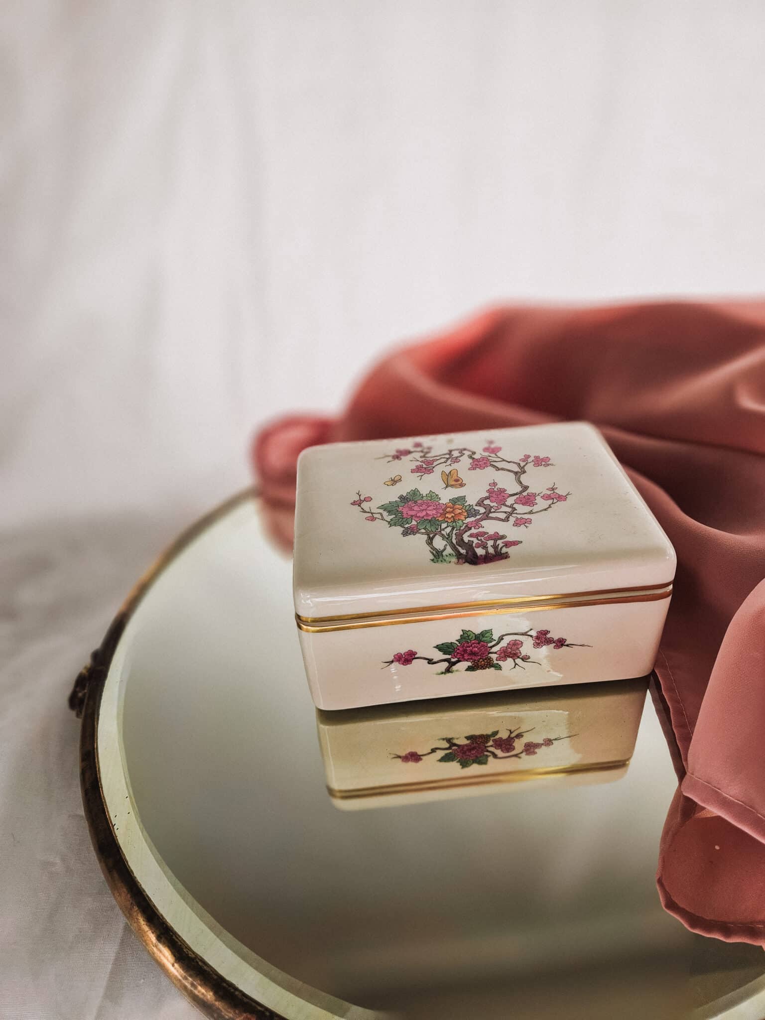 Porcelain Dresser Box 🎀 Vintage Keepers